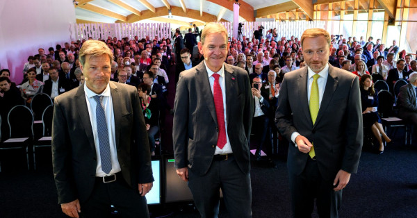 Robert Habeck (Grüne), Reinhold von Eben-Worlee, (Präsident Familienunternehmer), Christian Lindner (FDP), 2022