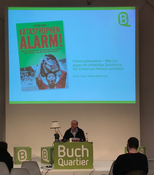 Vorstellung des Buches Katastrophenalarm bei einer Buchmesse in Wien